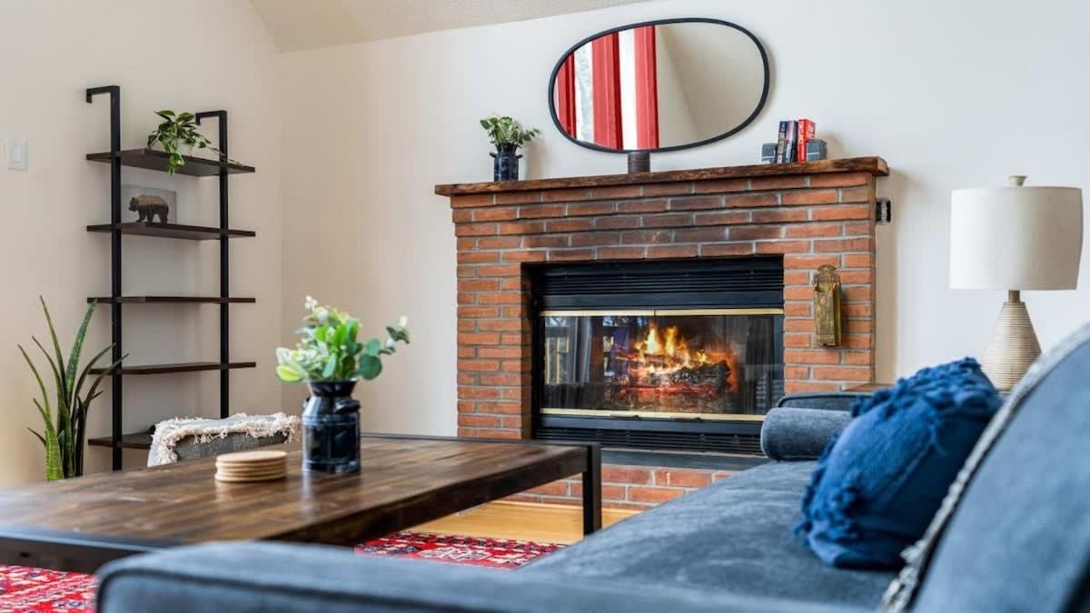 Modern Chalet Cabin W Hot Tub, Deck&Grill, & Wifi! Inwood Exteriör bild