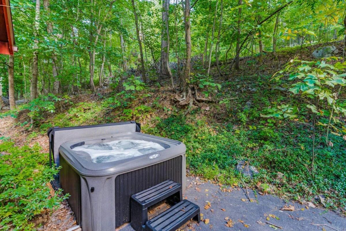 Modern Chalet Cabin W Hot Tub, Deck&Grill, & Wifi! Inwood Exteriör bild