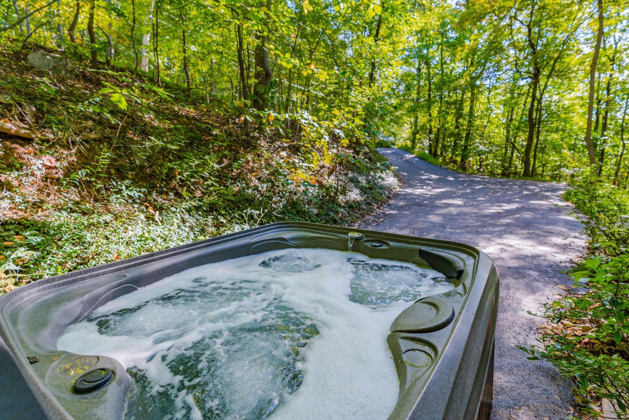 Modern Chalet Cabin W Hot Tub, Deck&Grill, & Wifi! Inwood Exteriör bild